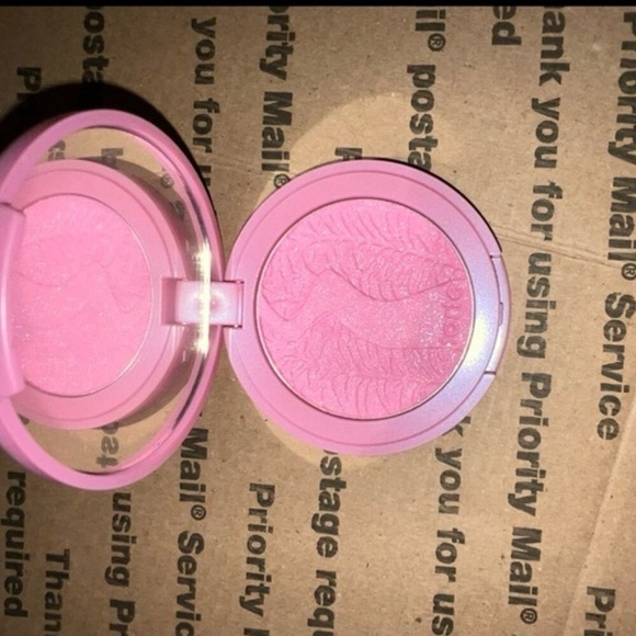 Tarte Amazonian Clay 12-hour‎ Blush in Adored makeup